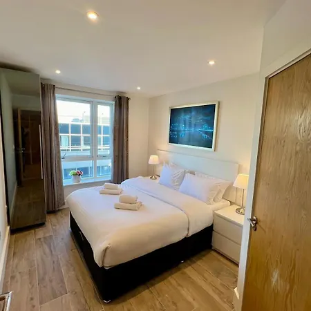 Parnell Corner Apartment *